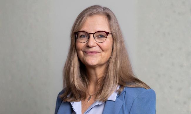 Eine Frau mit Brille