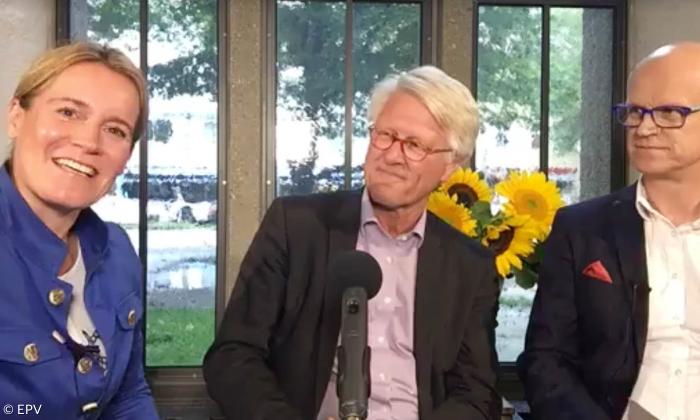 Landesbischof Heinrich Bedford-Strohm (Mitte) mit der Chefredakteurin der Evangelischen Funk-Agentur, Claudia Dinges, und dem Pressesprecher der Landeskirche, Johannes Minkus, bei ihrer Live-Chat-Premiere im September.