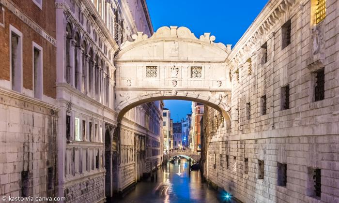 Blick auf die Seufzerbrücke in Venedig