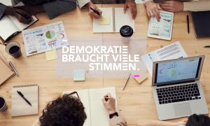 Schreibtisch mit vielen Materialien