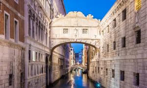 Blick auf die Seufzerbrücke in Venedig