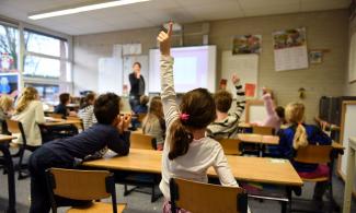 Wissbegierige Kinder in der Schule