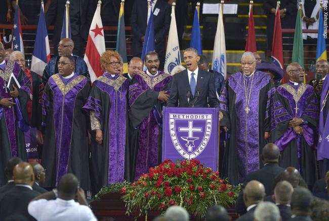 US-Präsident Barack Obama stimmte bei seiner Trauerrede für den ermordeten Pfarrer Clementa Pinckney im Juni 2015 in Charleston »Amazing Grace« an.