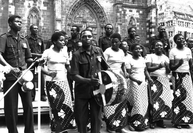Auf dem Evangelischen Kirchentag 1979 in Nürnberg singt der Konde-Chor aus Südtansania vor der Lorenzkirche