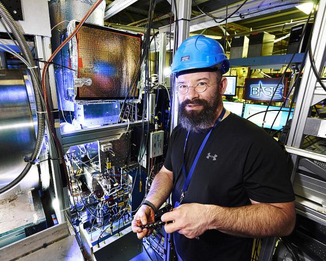 Ein Mann mit einem blauen Helm in einem Labor