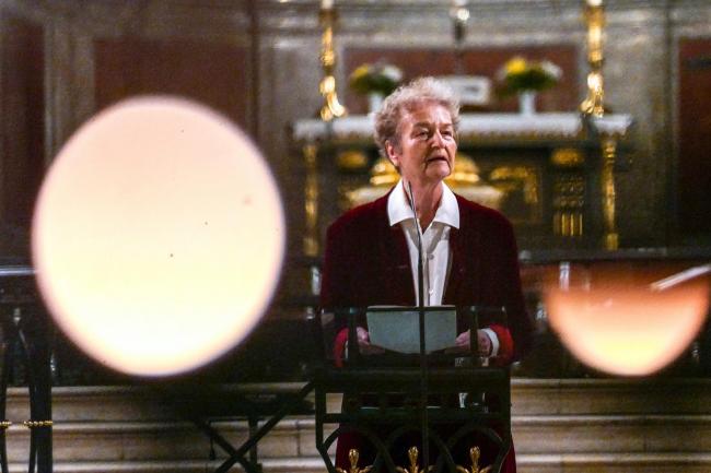 Eine Frau am Rednerpult