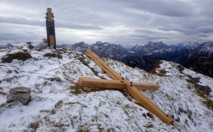 Mit einem glatten Schnitt hat ein Unbekannter Anfang November 2016 das neue Gipfelkreuz auf dem Schafreuter umgesägt.