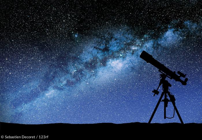 Nachthimmel mit Sternen, Milchstraße und Teleskop