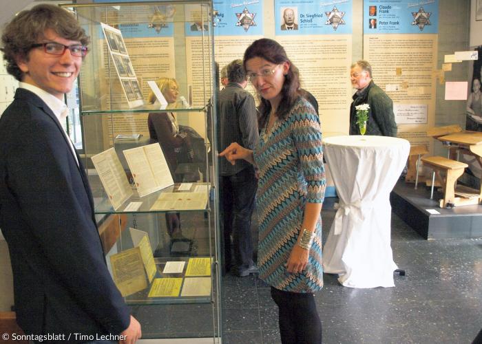 Schüler Theo Tharandt und Studienrätin Martina Switalski in der Nürnberger Ausstellung »Schalom Melanchthon«.