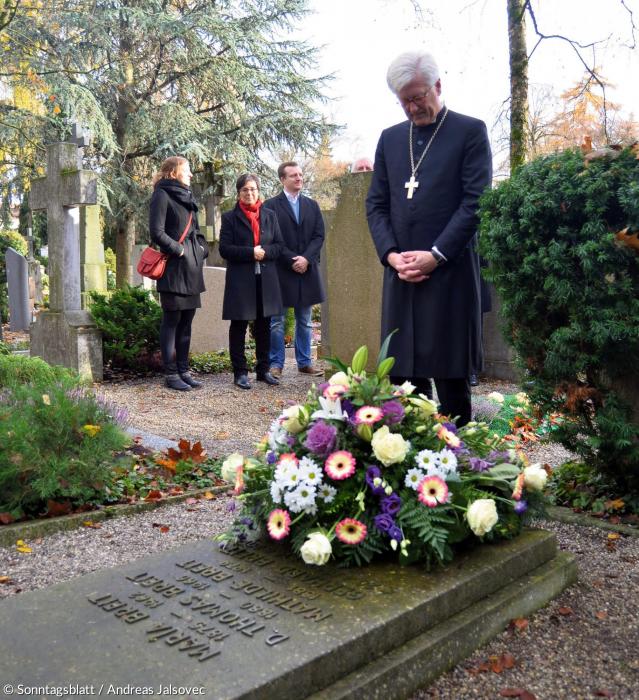 Landesbischof Heinrich Bedford-Strohm am Grab vom Thomas Breit. Im Hintergrund Mitglieder der Familie Breit.