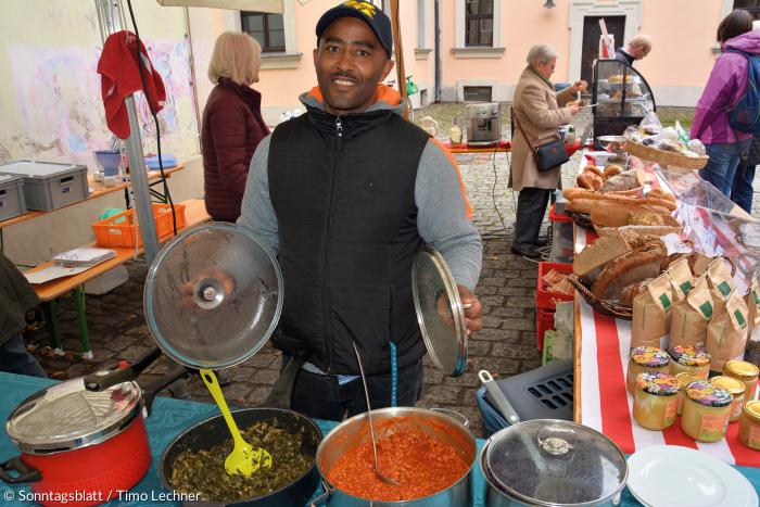 Daniel Heile kocht für sein Leben gern. Und die Besucher des Feierabendmarkts in St. Egidien lassen sich die Speisen des äthiopischen »Bufdis« auch begeistert schmecken. So versucht der 34-Jährige, in Deutschland Fuß zu fassen.