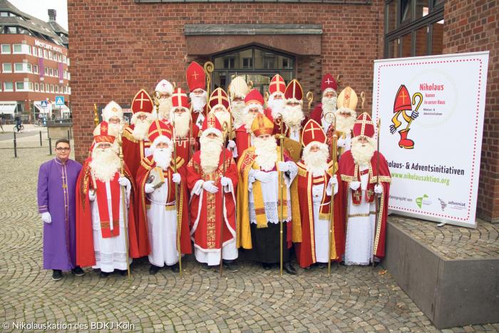 Der Bund der Deutschen Katholischen Jugend koordiniert die »Nikolausaktion«, veranstaltet bundesweite Treffen und »Nikolausschulen« mit Legenden rund um den Heiligen und Ideen für die Feier.