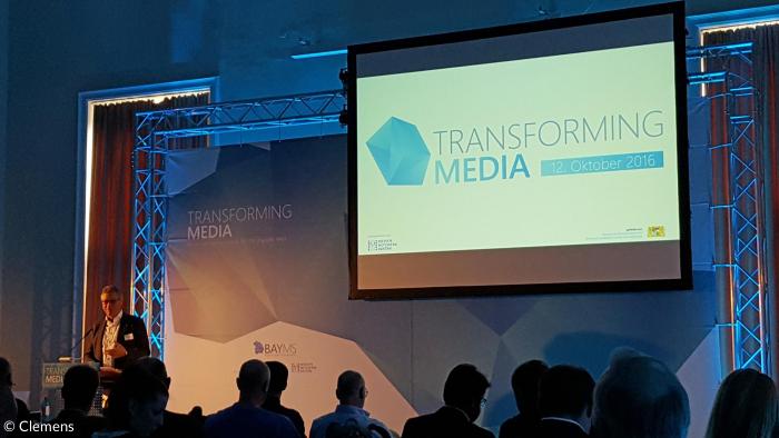 Siegfried Schneider, Präsident der Landeszentrale für Medien, eröffnet die Veranstaltung TransformingMedia