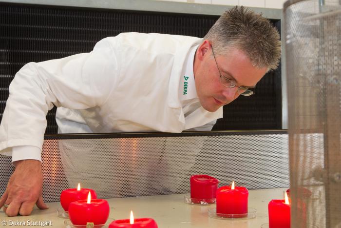 »Tropft nicht, ruß- und raucharm«: Bevor Kerzen dieses Prädikat bekommen, gehen sie durch die Hände von Kerzenprüfer Volker Albrecht.