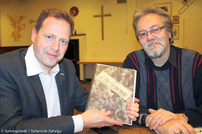 Dekan Christoph Schieder (li.) und Chefredakteur Pfarrer Roland Becker mit den Ausgaben des Gründungsjahrs 1953 (Foto vom November 2016).