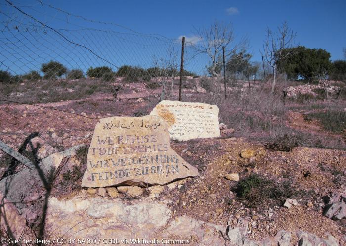 "Wir weigern uns, Feinde zu sein" steht auch auf Deutsch auf dem Grenzstein von Daoud Nassars privatem Friedensprojekt "Tent of Nations".