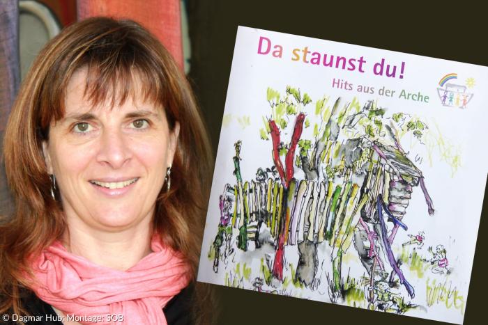 Tanja Bosch,  Leiterin der Kindertagesstätte Arche, mit dem Cover der CD »Da staunst du«.