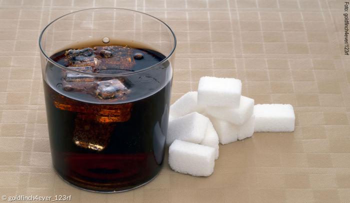 Ein Glas Cola deckt bereits die Tageshöchstration Zucker.