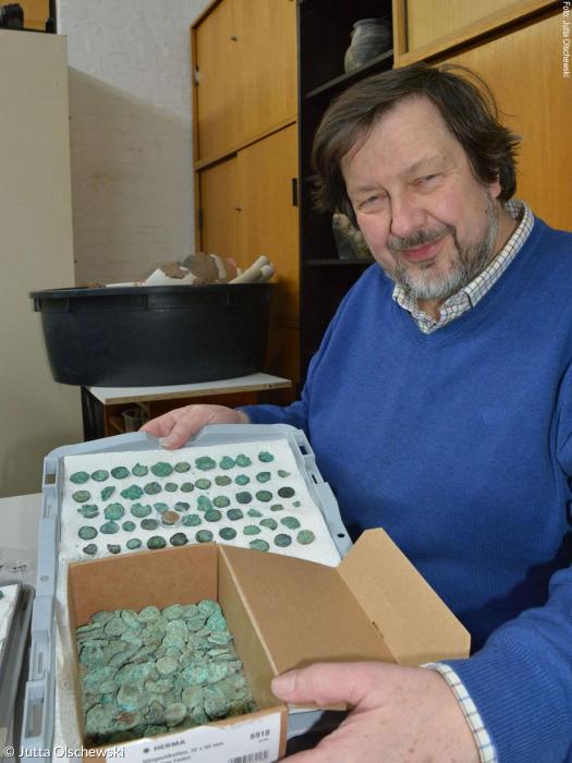 Der Nürnberger Stadtarchäologe John Zeitler mit frisch ausgegrabenen Plättchen.