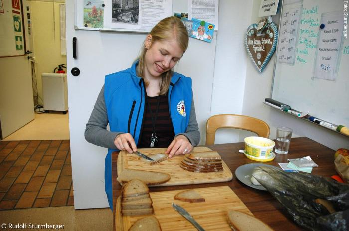 Mitarbeiterin Jessica Wolf bereitet die Brote für die Teestube zu