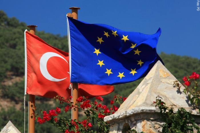 Europäische und türkische Flagge.