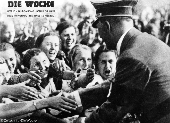 Adolf Hitler mit jubelnden Frauen im März 1938 nach dem »Anschluss« Österreichs - Zeitschrift »Die Woche«, Nr. 13 vom 30. März 1938