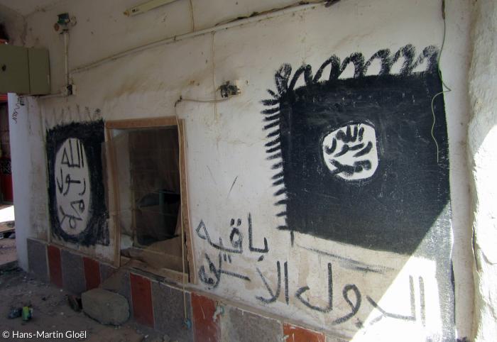 »Der Islamische Staat bleibt«: Graffiti mit Fahnen des IS an einem von Christen bewohnten Haus in der Ninive-Ebene.