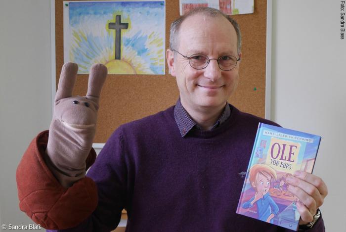  Pfarrer Hans-Dietrich Nehring mit Buch "Ole von Pups" und Handpuppe