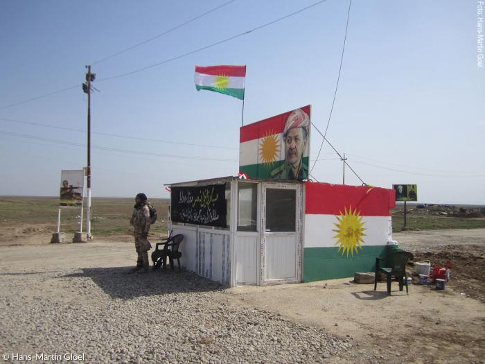 Irak, Ninive-Ebene: Checkpoint der kurdischen Peschmerga bei Telskuf 25 Kilometer nördlich von Mossul.