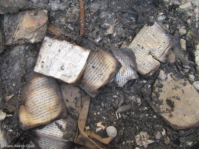 Vom »Islamischen Staat« verbrannte Liturgische Schriften in der Kirche von Batnaya nördlich von Mossul.