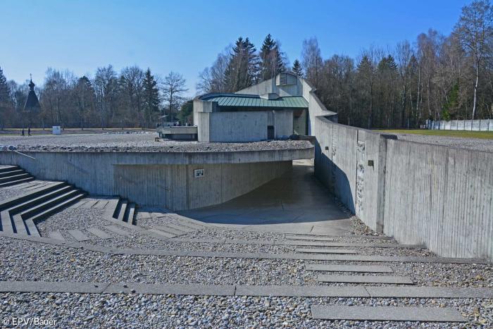Versöhnungskirche Dachau außen Treppen Zugang
