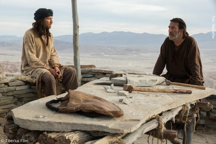 Yeshua (Ewan McGregor) beschließt, der Familie und dem Vater (Ciaran Hinds) beim Hausbau zu helfen.