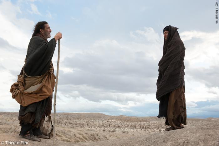 Als er sich aufmacht, aus der Wüste in Welt zurückzukehren, begegnet Yeshua (Ewan McGregor) dem Familienvater (Ciaran Hinds).