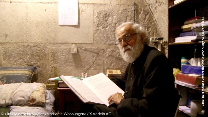 Der armenische Priester Samuel in seiner Zelle: Er führt genau Buch, welcher seiner Kollegen was wann getan hat in der Grabeskirche. Und wacht so über die Einhaltung des »Status quo«.