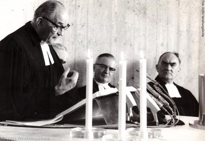 Martin Niemöller predigt in der Versöhnungskirche