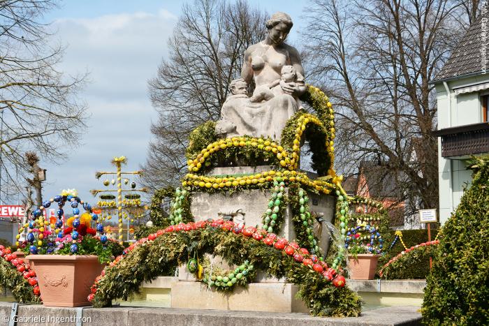 Für Ostern festlich geschmückt: der Mutter-Kind-Brunnen in Sulzbach-Rosenberg mit seinen 13 000 Ostereiern. Noch bis Ende April ist er zu sehen. 