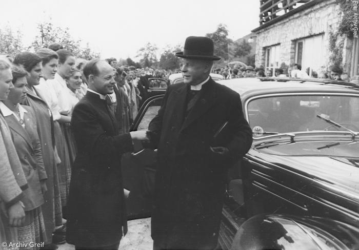 1951, Gründungsrektor Helmut Wiegel begrüßt den bayerischen Landesbischof Hans Meiser.