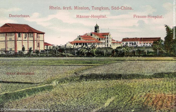 Farbkolorierte Postkarte des Missionshospitals in Tungkun (China), das der Rummelsberger Diakon Johannes Baumann nach Plänen des Nürnberger Klinikums um 1905 errichtete.