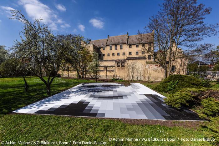 Das Alte Gefängnis Wittenberg mit der Installation »0,000672 Megapixel – Citizen To Be Seen From Mars« von Achim Mohné, 2017 (»Luther und die Avantgarde«).