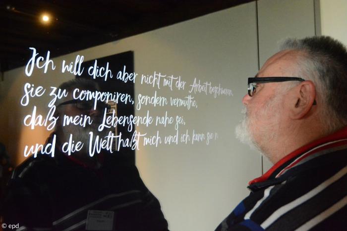 Lutherzitate an einer Spiegelwand auf der Bayerischen Landesausstellung in Coburg