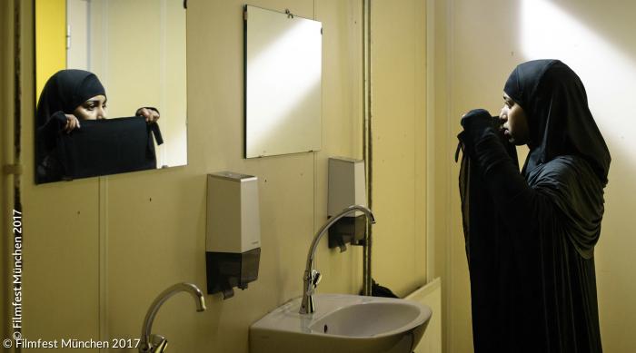 Vom Verschwinden hinter dem Niqab: »Layla M.« von Mijke de Jong mit Nora El Koussour.
