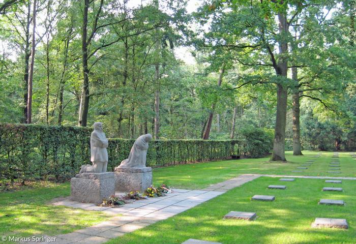 Die Kollwitz-Doppelskulptur »Die trauernden Eltern« auf dem deutschen Soldatenfriedhof im belgischen Vladslo.