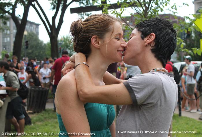 Ein lesbisches Paar küsst sich vor christlichen Gegendemonstranten beim »Gay Pride«-Tag 2015 in Washington DC, USA.