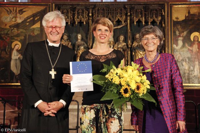 Landesbischof Heinrich Bedford Strohm und Regionalbischöfin Susanne Breit-Keßler mit der Preisträgerin Ann-Kathrin Eckardt (m.) von der Süddeutschen Zeitung.