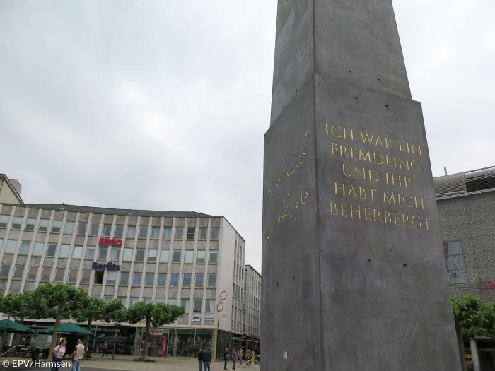  Königsplatz: Olu Oguibe, »Das Fremdlinge und Flüchtlinge Monument«