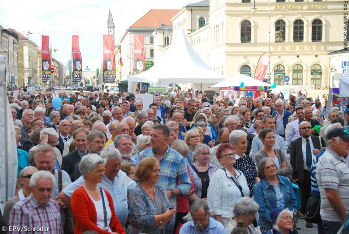 Besucher beim Reformationsfest auf dem Odeonsplatz