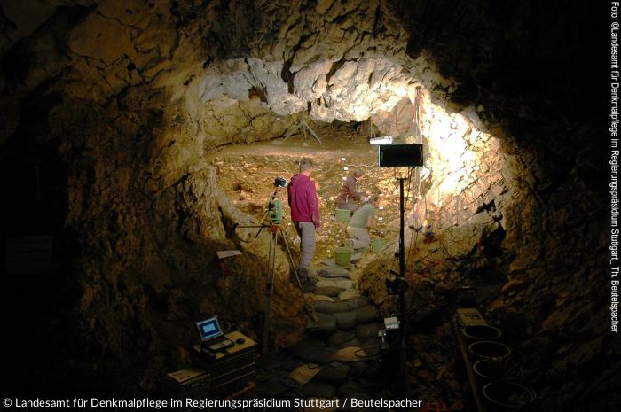 Ausgrabungen 2012 in der Höhle Hohlenstein-Stadel im Lonetal rund zweieinhalb Kilometer nordwestlich von Asselfingen.