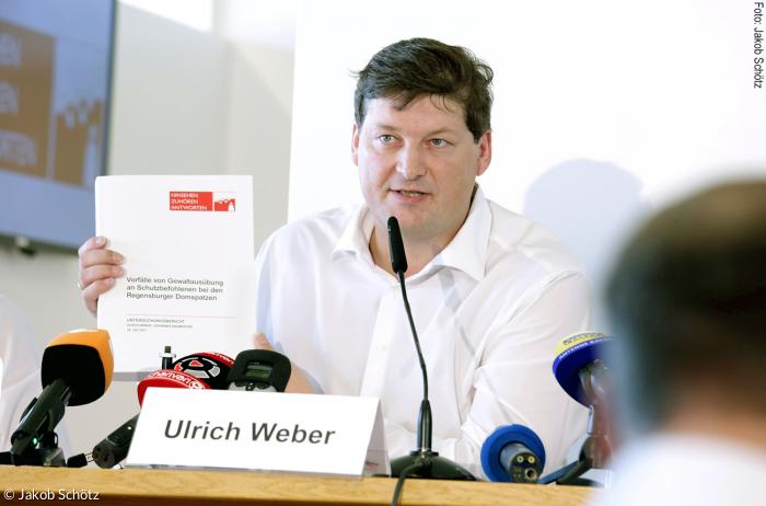 Rechtsanwalt Ulrich Weber stellt in Regensburg den Abschlussbericht seiner Untersuchung vor.