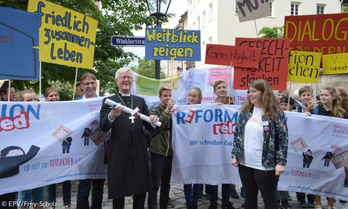 Evangelische Jugend überreicht Bischof Bedford-Strohm 95 neue Thesen