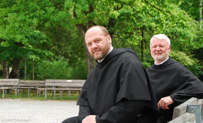 Pater Felix (vorn) und Prior Pater Matthäus vom Augustinerkonvent Maria Eich.